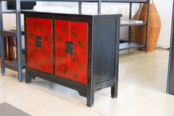 Vista laterale della credenza bassa orientale in legno massello di olmo perfettamente conservata nel tempo.
