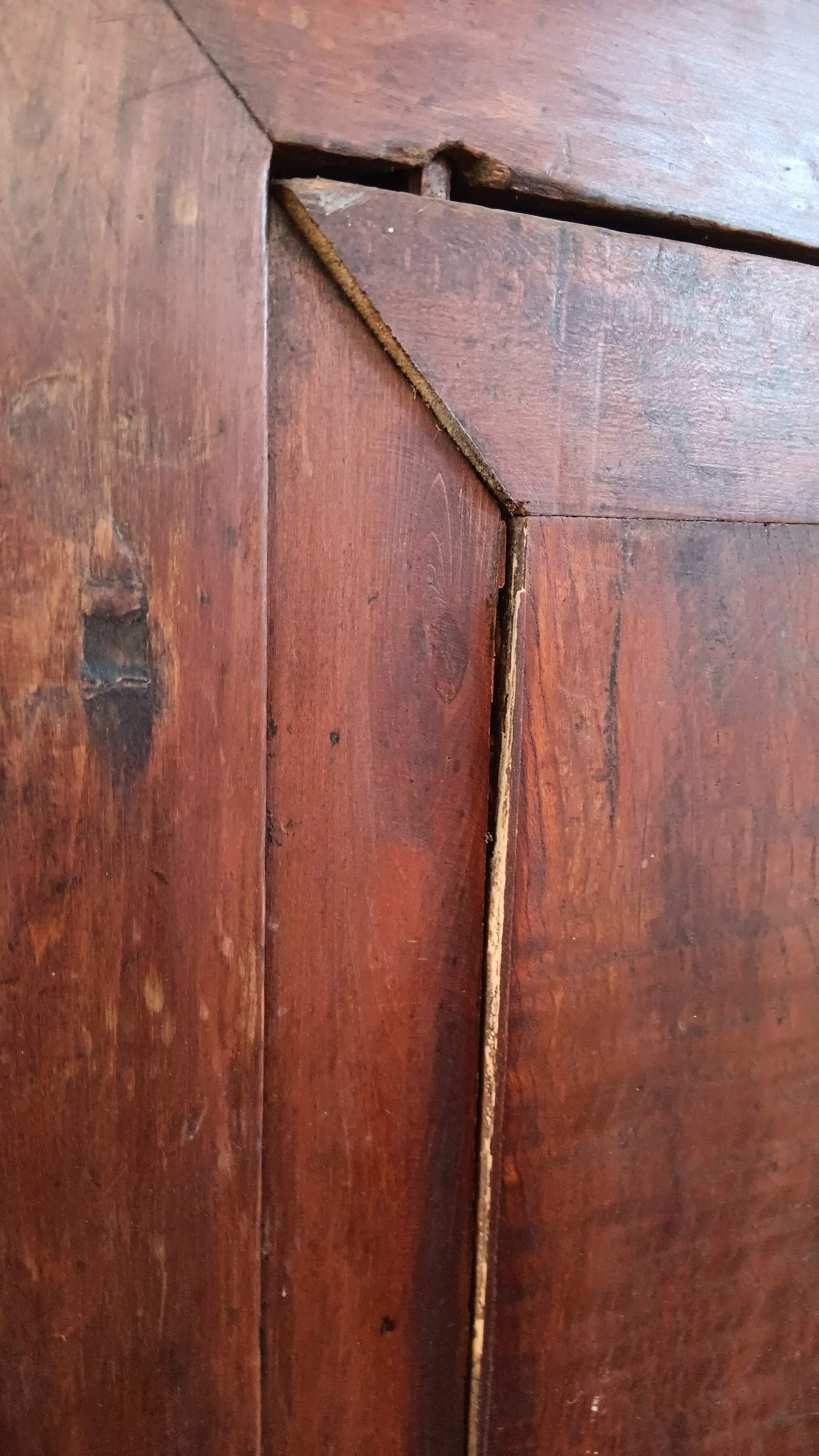 Primo piano dei bordi e delle giunzioni restaurate che attestano l'autenticità e l'unicità del pezzo.