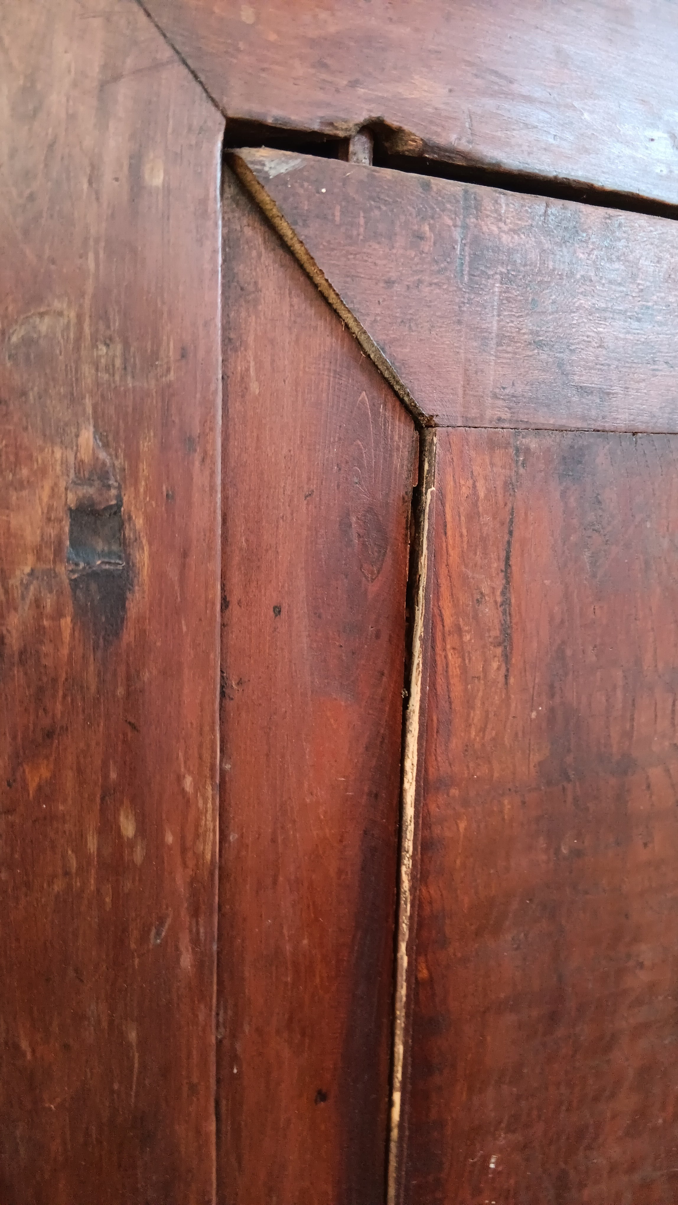 Primo piano dei bordi e delle giunzioni restaurate che attestano l'autenticità e l'unicità del pezzo.