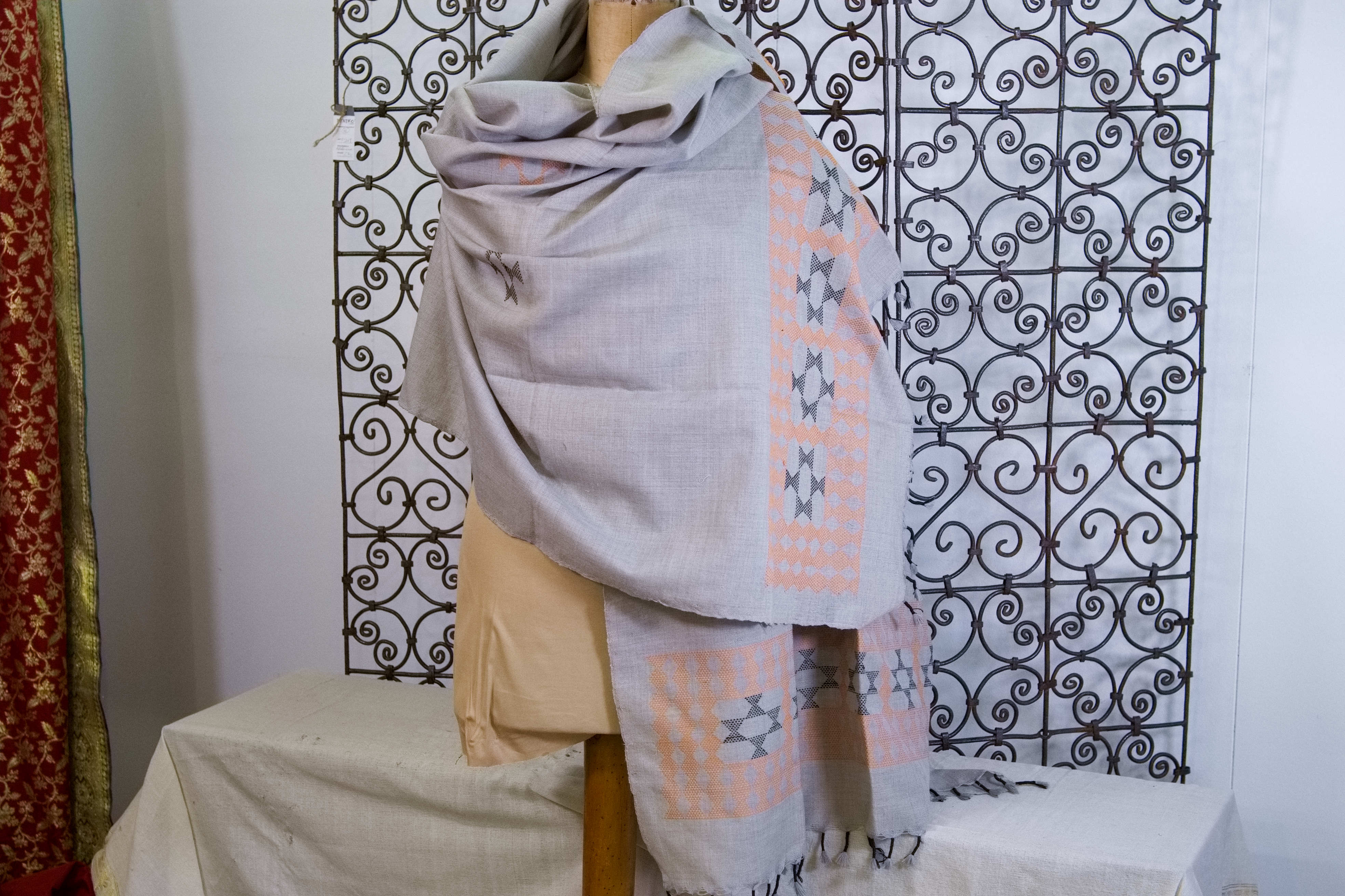 Vista d'insieme dello scialle indiano Phulkari grigio con ricami artigianali in seta.