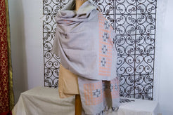 Vista d'insieme dello scialle indiano Phulkari grigio con ricami artigianali in seta.