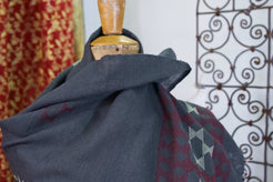 Particolare della consistenza del cotone organico di alta grammatura (khaddar).