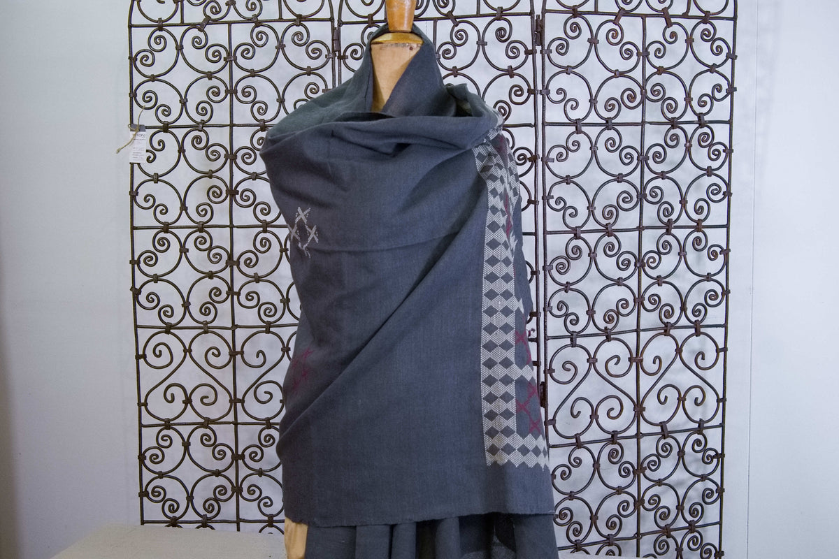 Vista d'insieme dello scialle indiano Phulkari grigio con ricami artigianali in seta.
