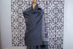 Vista d'insieme dello scialle indiano Phulkari grigio con ricami artigianali in seta.