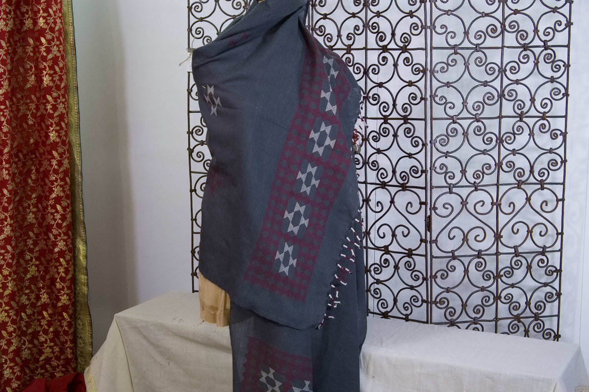 Vista d'insieme dello scialle indiano Phulkari grigio con ricami artigianali in seta.