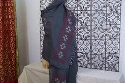 Vista d'insieme dello scialle indiano Phulkari grigio con ricami artigianali in seta.