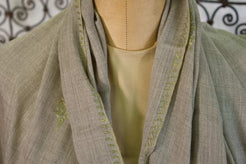 Dettaglio della finitura sartoriale e della leggerezza del tessuto.