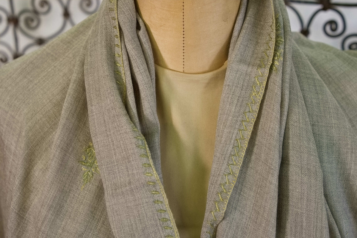 Dettaglio della finitura sartoriale e della leggerezza del tessuto.