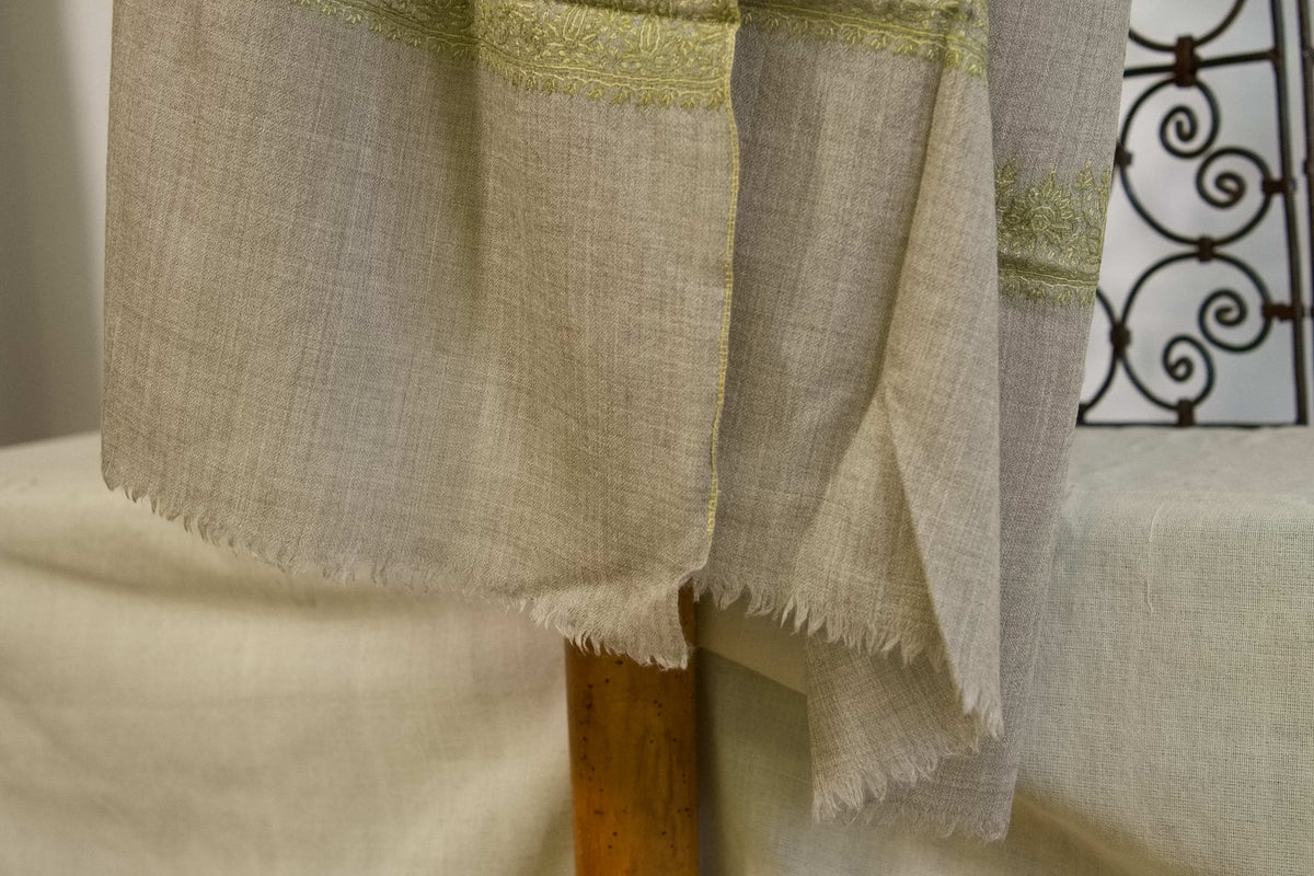 Dettaglio della finitura sartoriale e della leggerezza del tessuto.