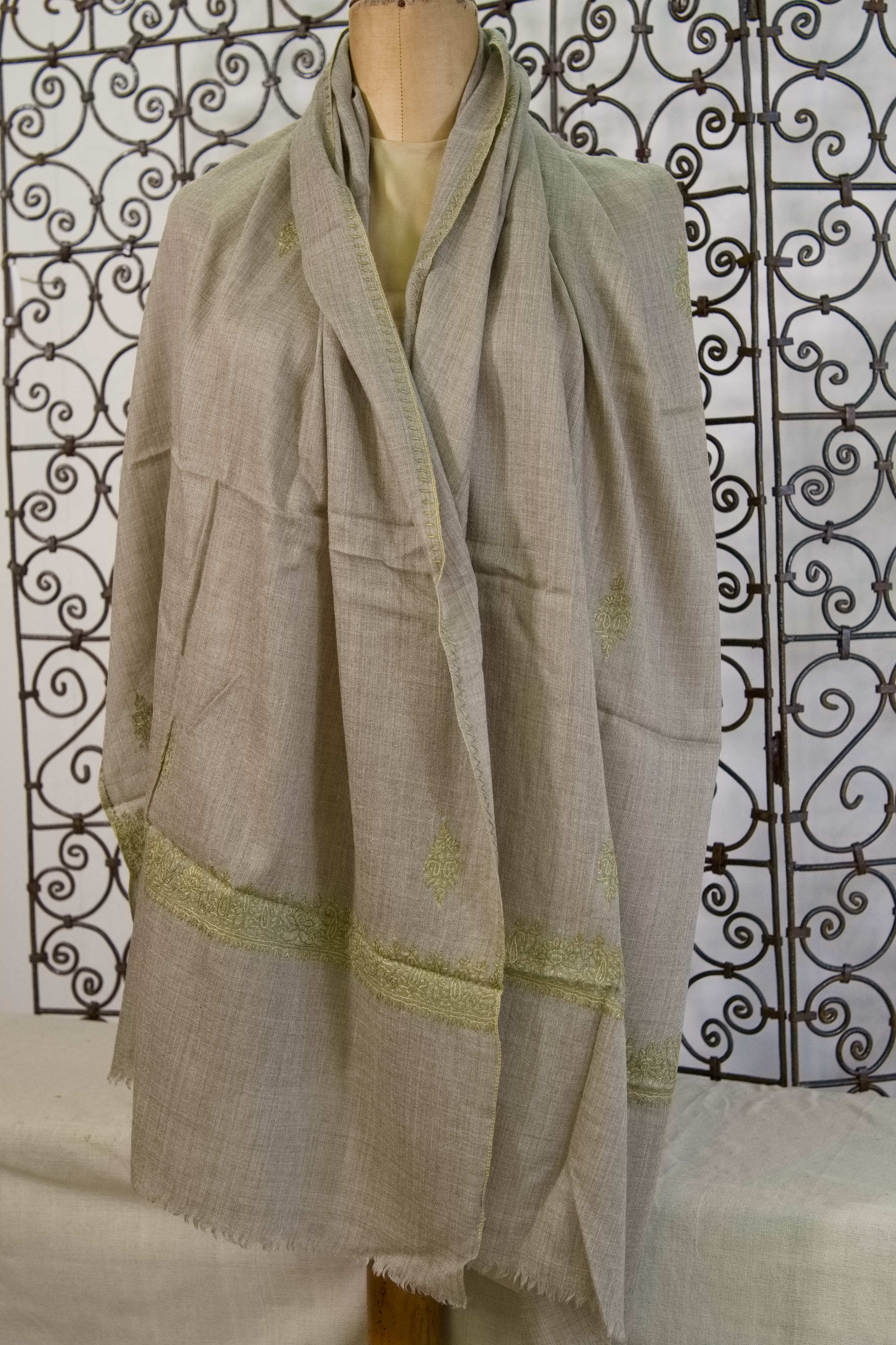 Inquadratura generale dello scialle grigio in pashmina con ricami artigianali Neemdaur.