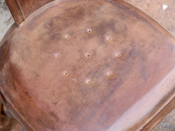 particolare della seduta metallica con texture e sfumature vissute.