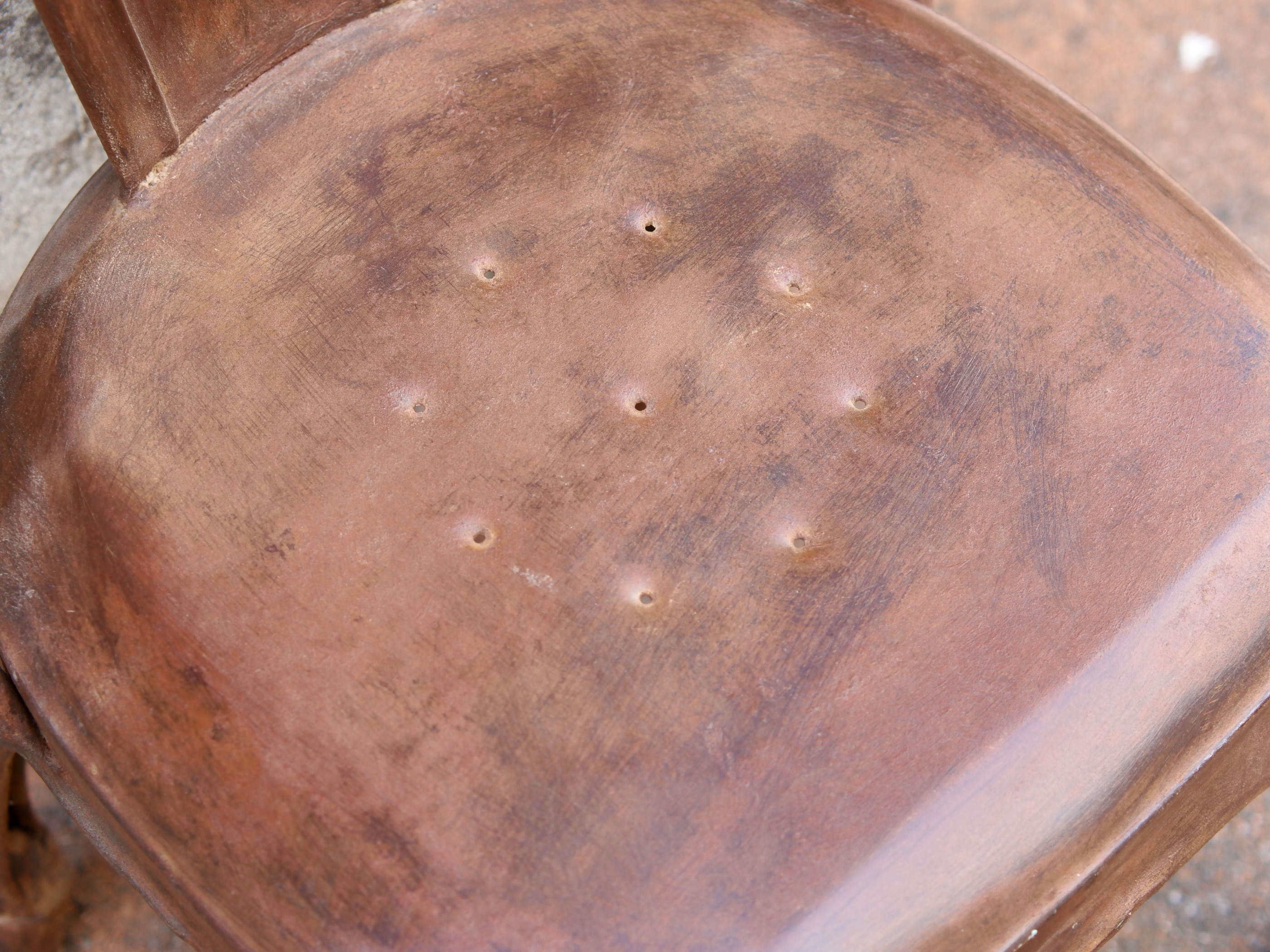 particolare della seduta metallica con texture e sfumature vissute.
