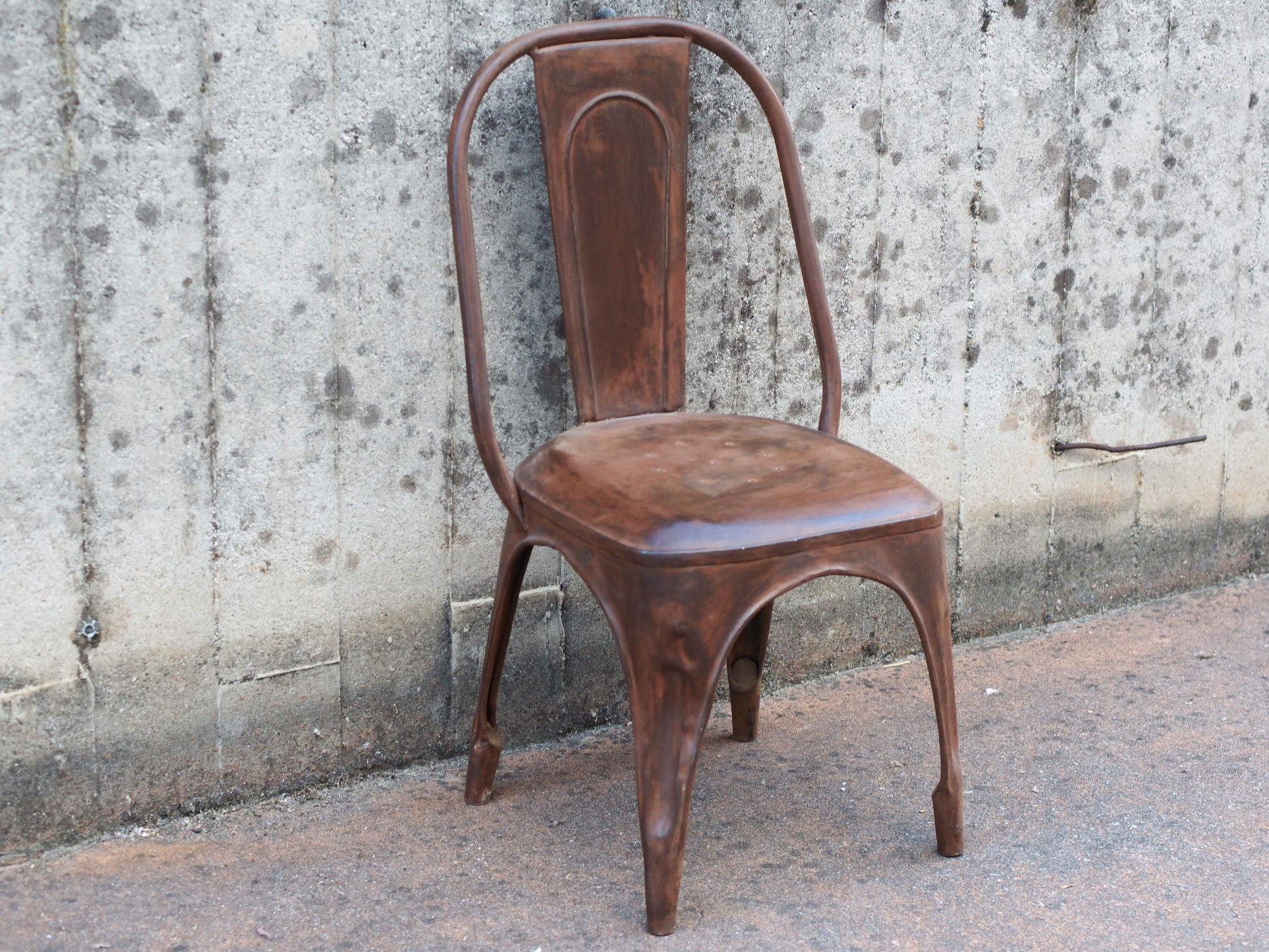 Angolazione prospettica della sedia vintage intesa come pezzo unico d'arredo.
