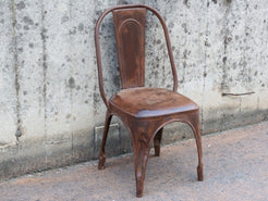 Angolazione prospettica della sedia vintage intesa come pezzo unico d'arredo.