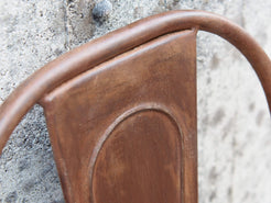 Dettaglio dei tubolari metallici ricurvi che compongono la struttura dello schienale.