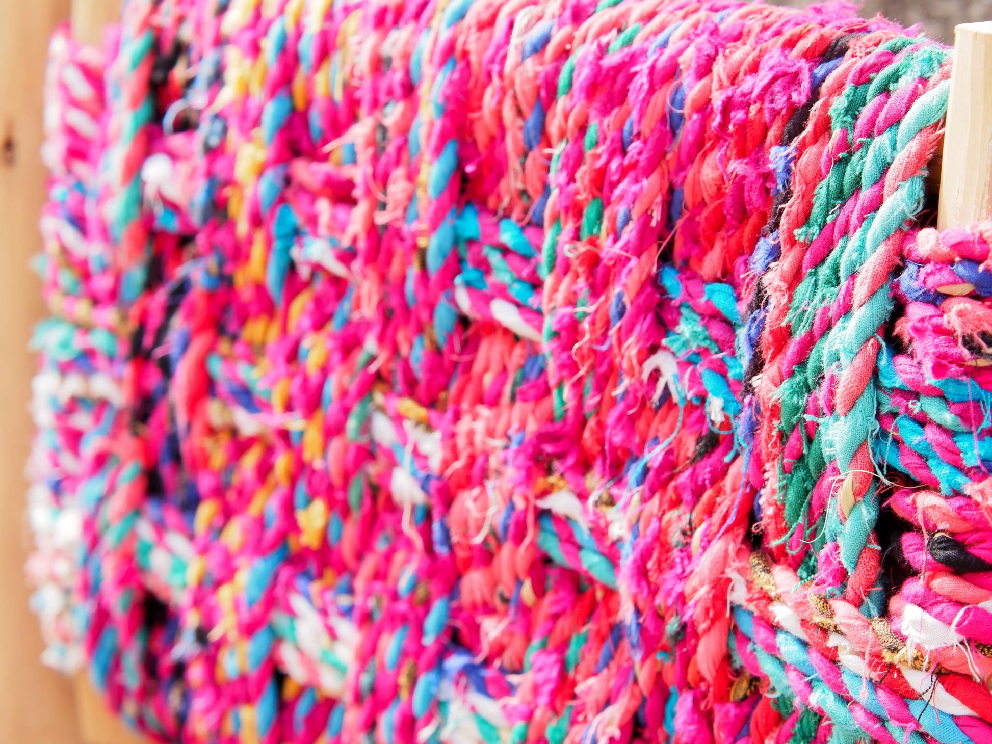 Dettaglio ravvicinato dell'intreccio boucherouite in cotone riciclato sullo schienale.