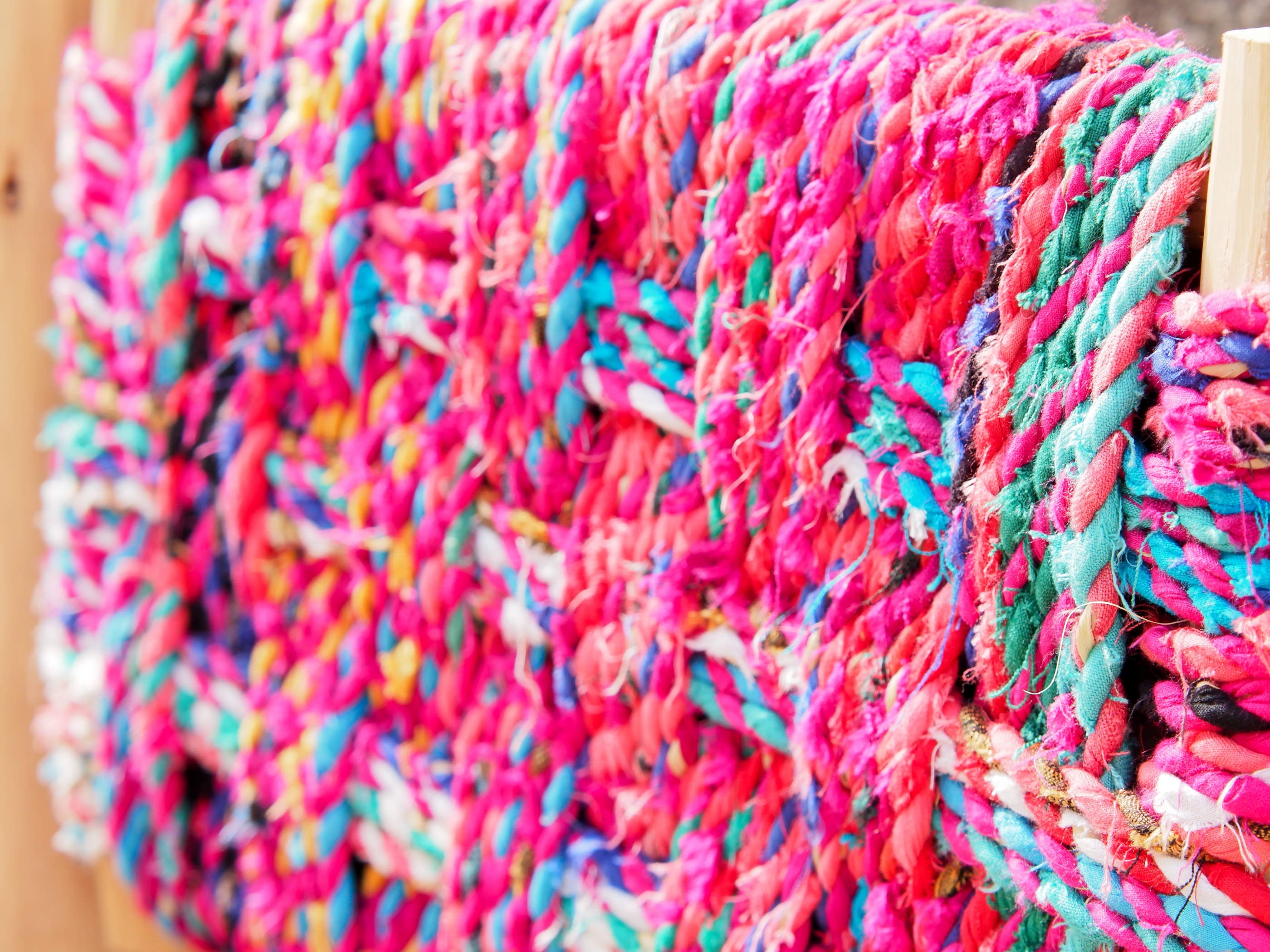 Dettaglio ravvicinato dell'intreccio boucherouite in cotone riciclato sullo schienale.
