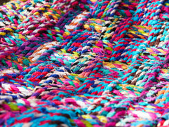 Particolare della trama multicolore e della lavorazione artigianale della seduta