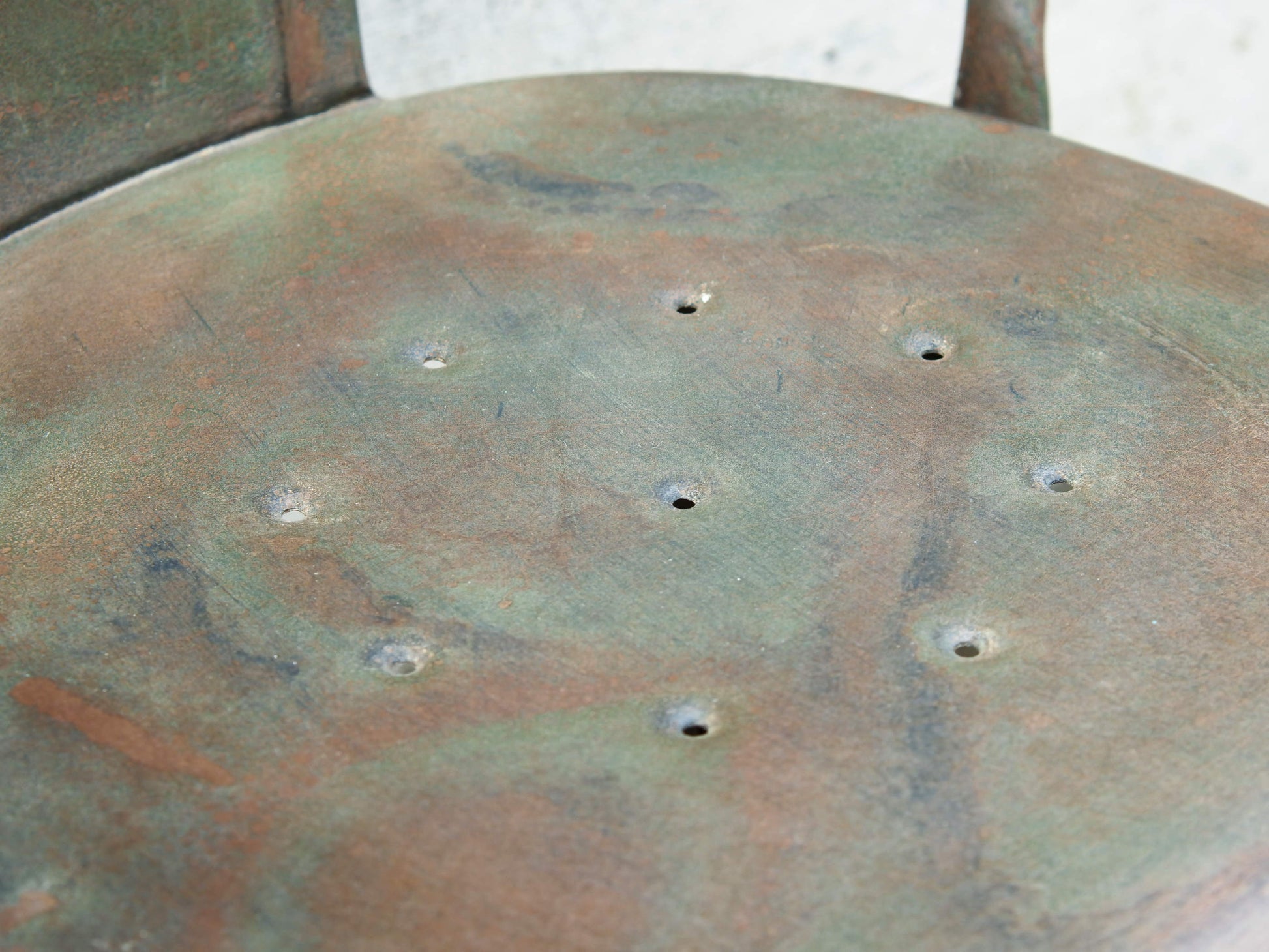 Sedia vintage in ferro, pezzo unico ed artigianale al 100%. Provenienza India.  Dimensioni 41x40 h77cm.