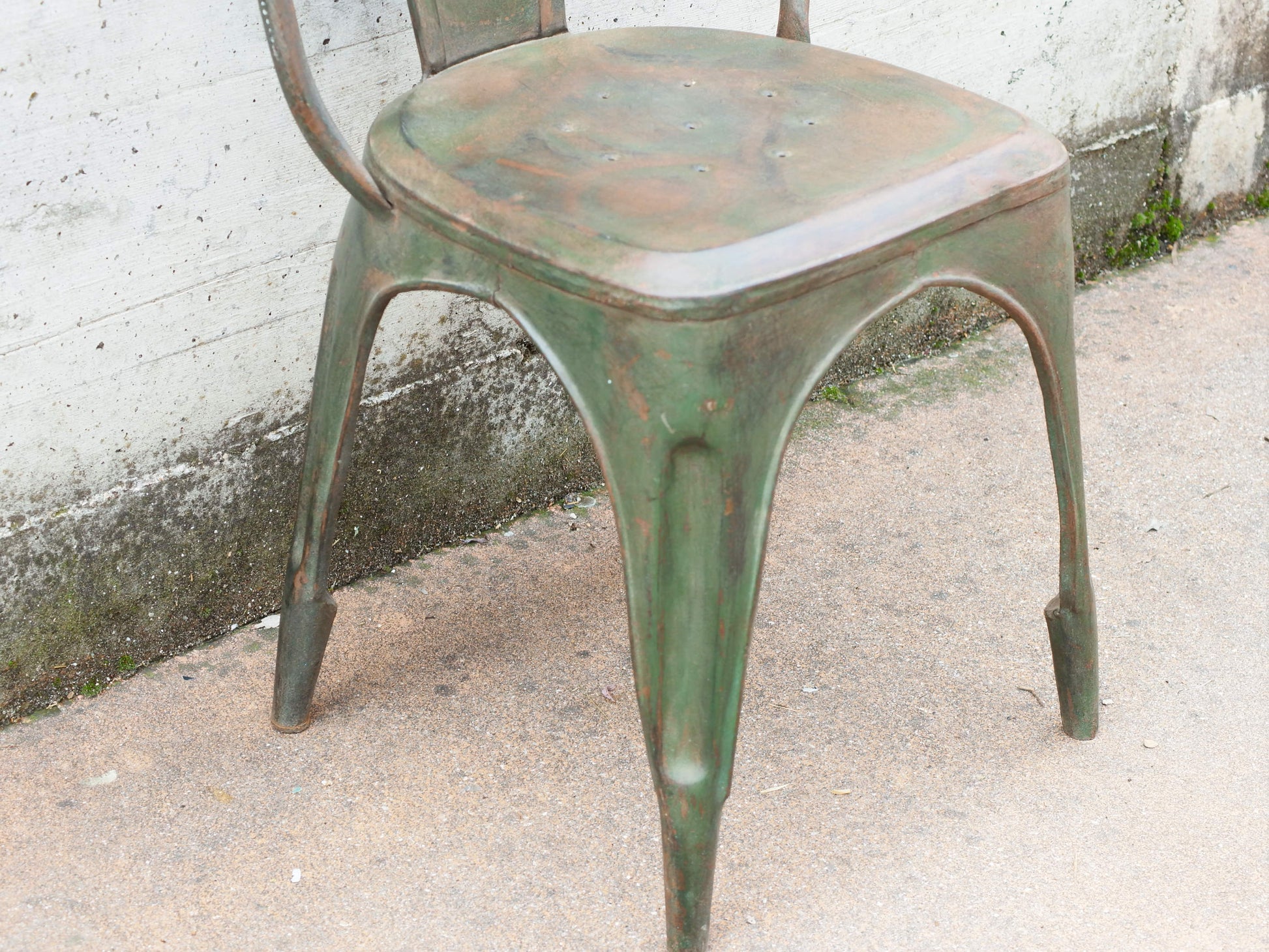 Sedia vintage in ferro, pezzo unico ed artigianale al 100%. Provenienza India.  Dimensioni 41x40 h77cm.