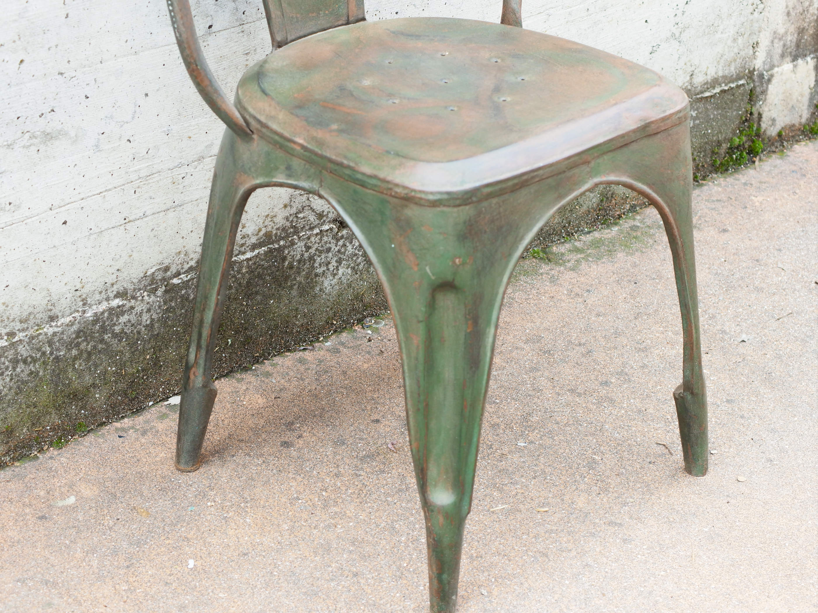 Sedia vintage in ferro, pezzo unico ed artigianale al 100%. Provenienza India.  Dimensioni 41x40 h77cm.