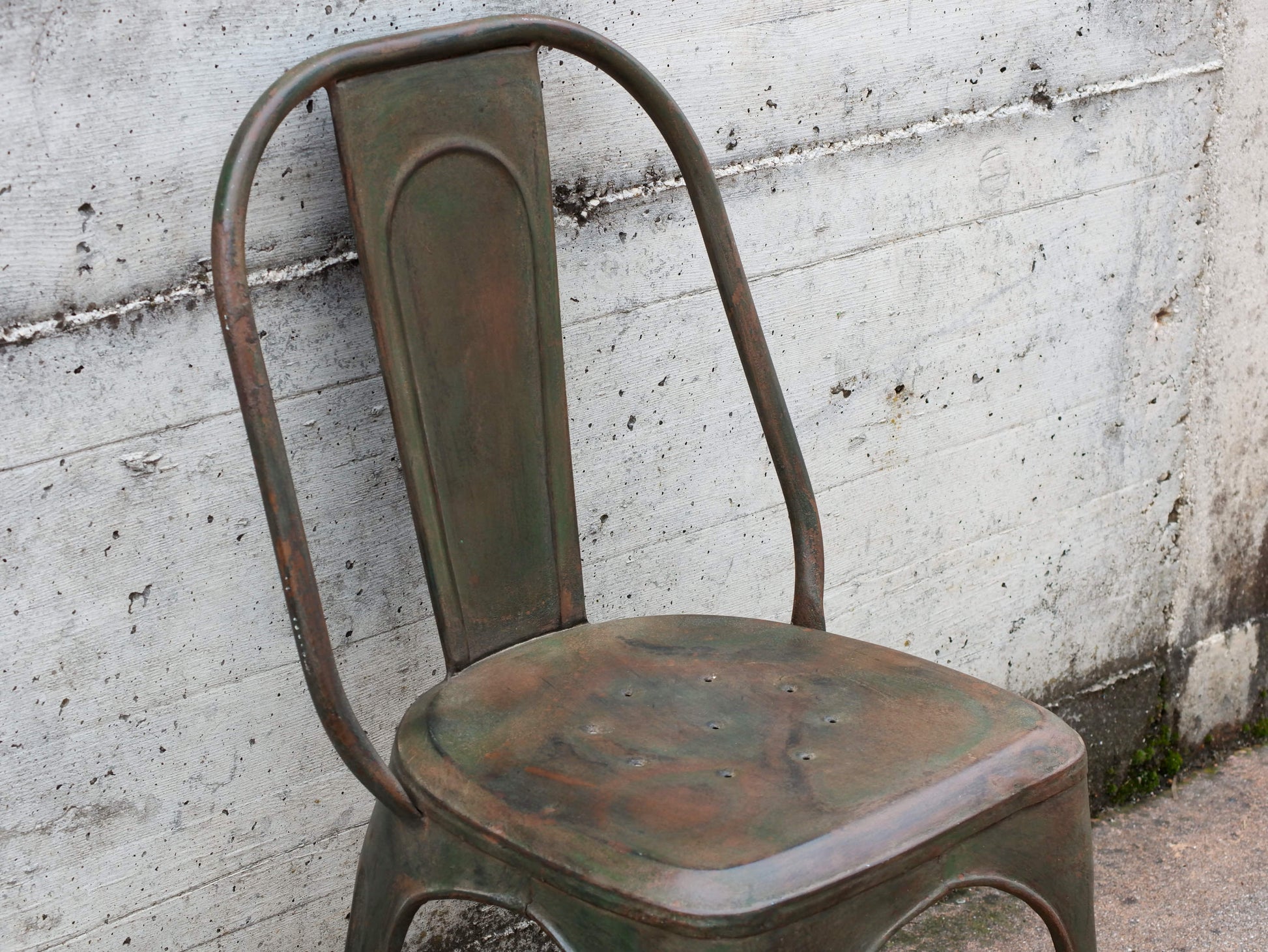 Sedia vintage in ferro, pezzo unico ed artigianale al 100%. Provenienza India.  Dimensioni 41x40 h77cm.