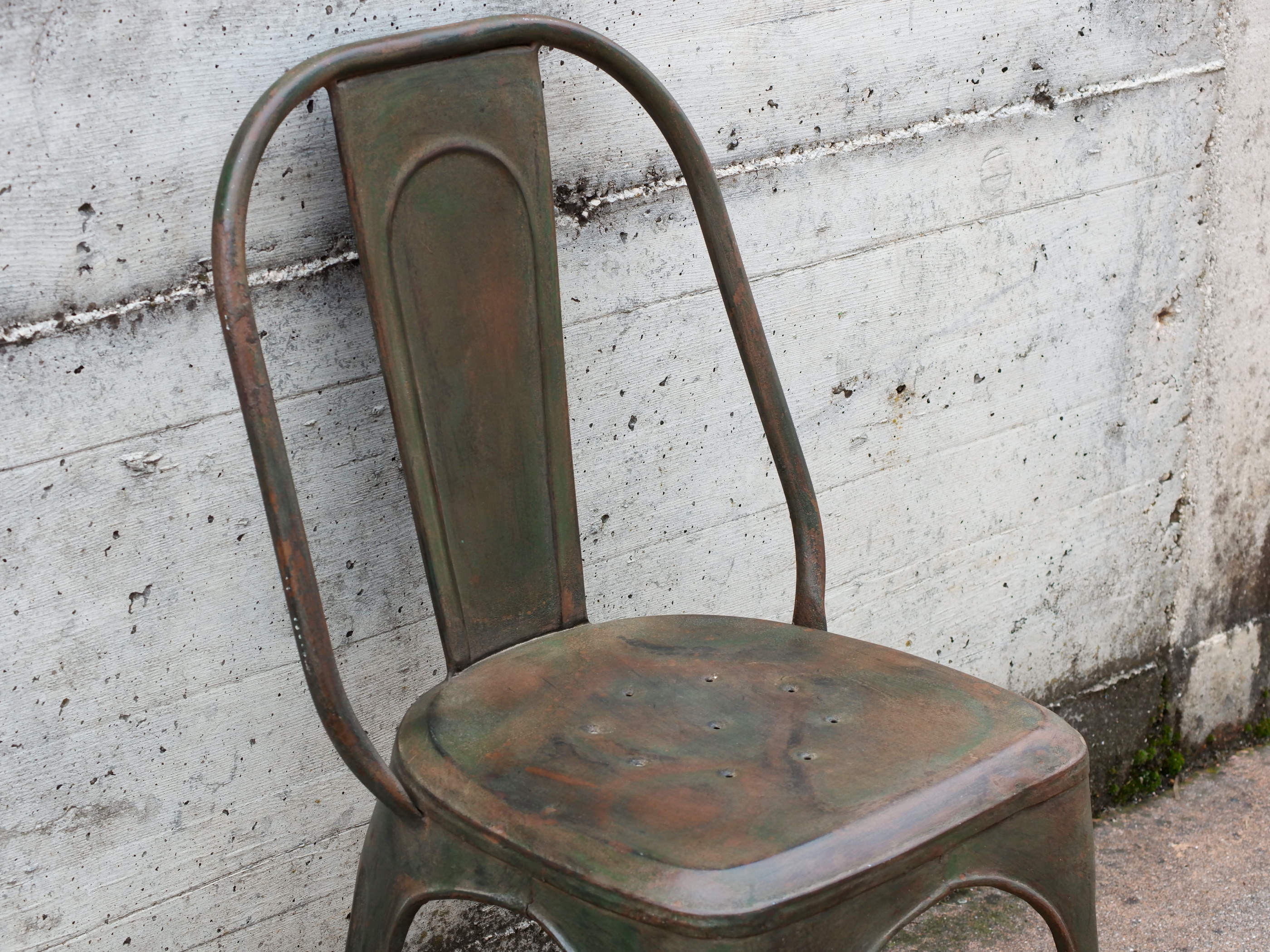 Sedia vintage in ferro, pezzo unico ed artigianale al 100%. Provenienza India.  Dimensioni 41x40 h77cm.