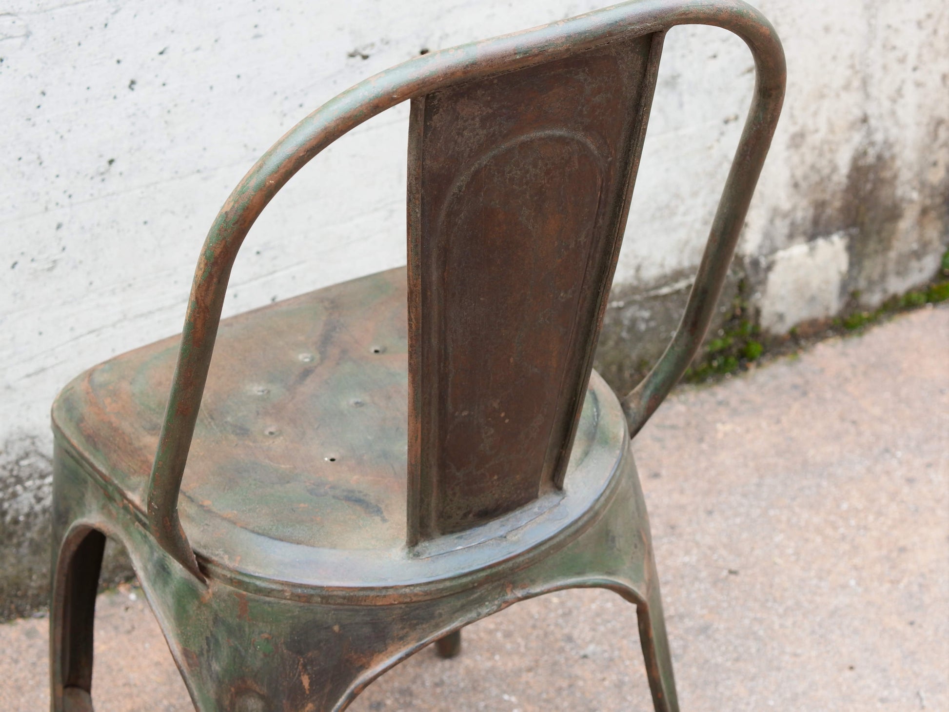 Sedia vintage in ferro, pezzo unico ed artigianale al 100%. Provenienza India.  Dimensioni 41x40 h77cm.