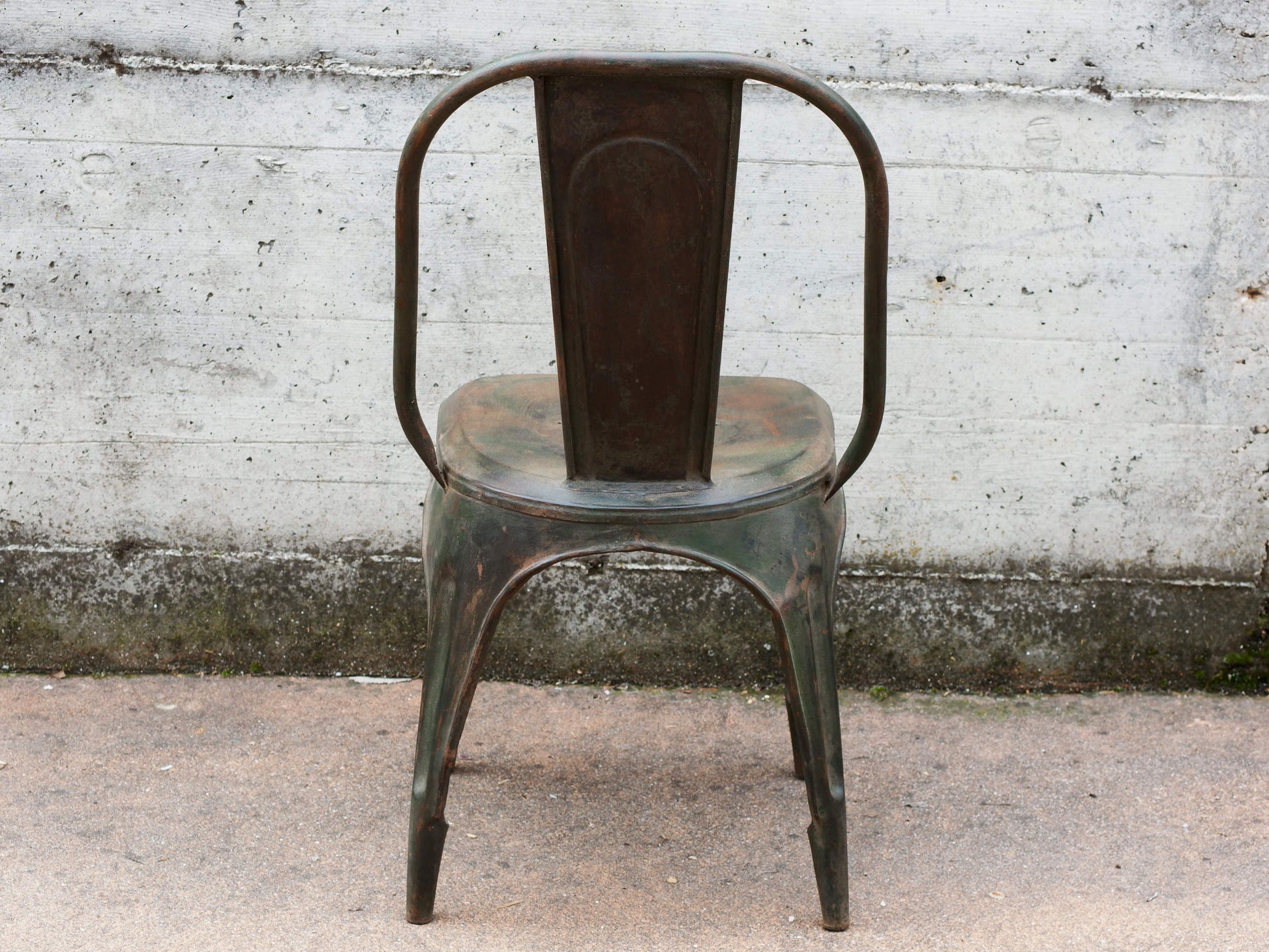 Sedia vintage in ferro, pezzo unico ed artigianale al 100%. Provenienza India.  Dimensioni 41x40 h77cm.