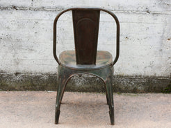 Sedia vintage in ferro, pezzo unico ed artigianale al 100%. Provenienza India.  Dimensioni 41x40 h77cm.