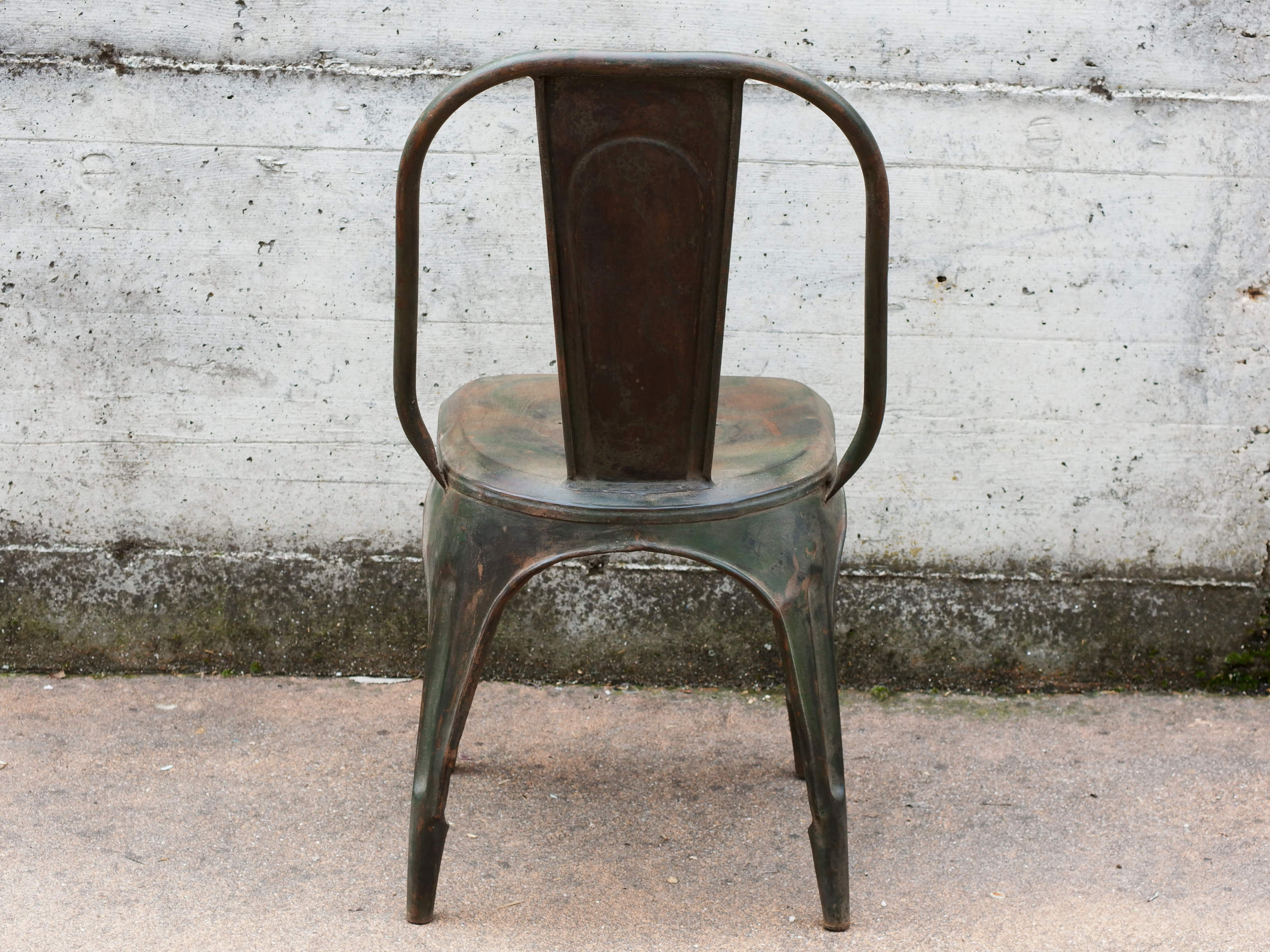 Sedia vintage in ferro, pezzo unico ed artigianale al 100%. Provenienza India.  Dimensioni 41x40 h77cm.