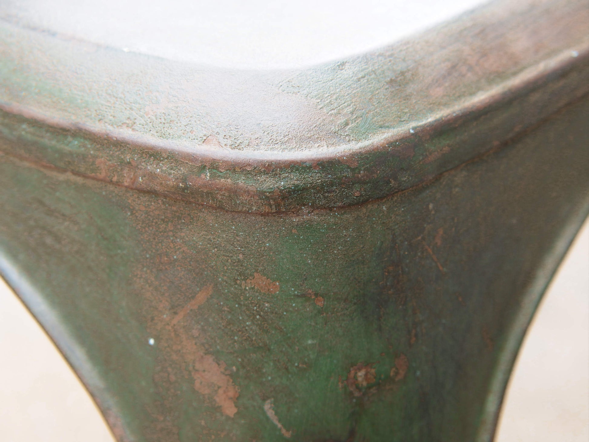 Sedia vintage in ferro, pezzo unico ed artigianale al 100%. Provenienza India.  Dimensioni 41x40 h77cm.