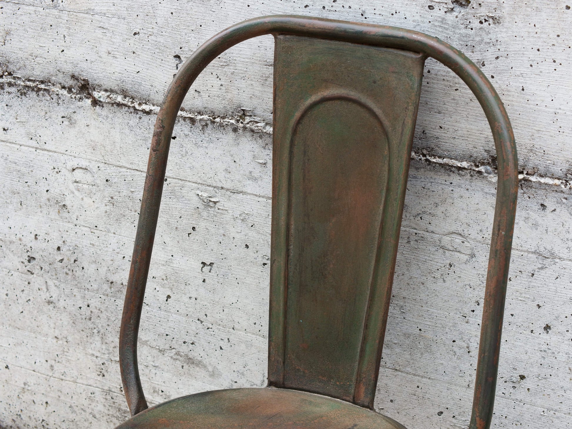 Sedia vintage in ferro, pezzo unico ed artigianale al 100%. Provenienza India.  Dimensioni 41x40 h77cm.