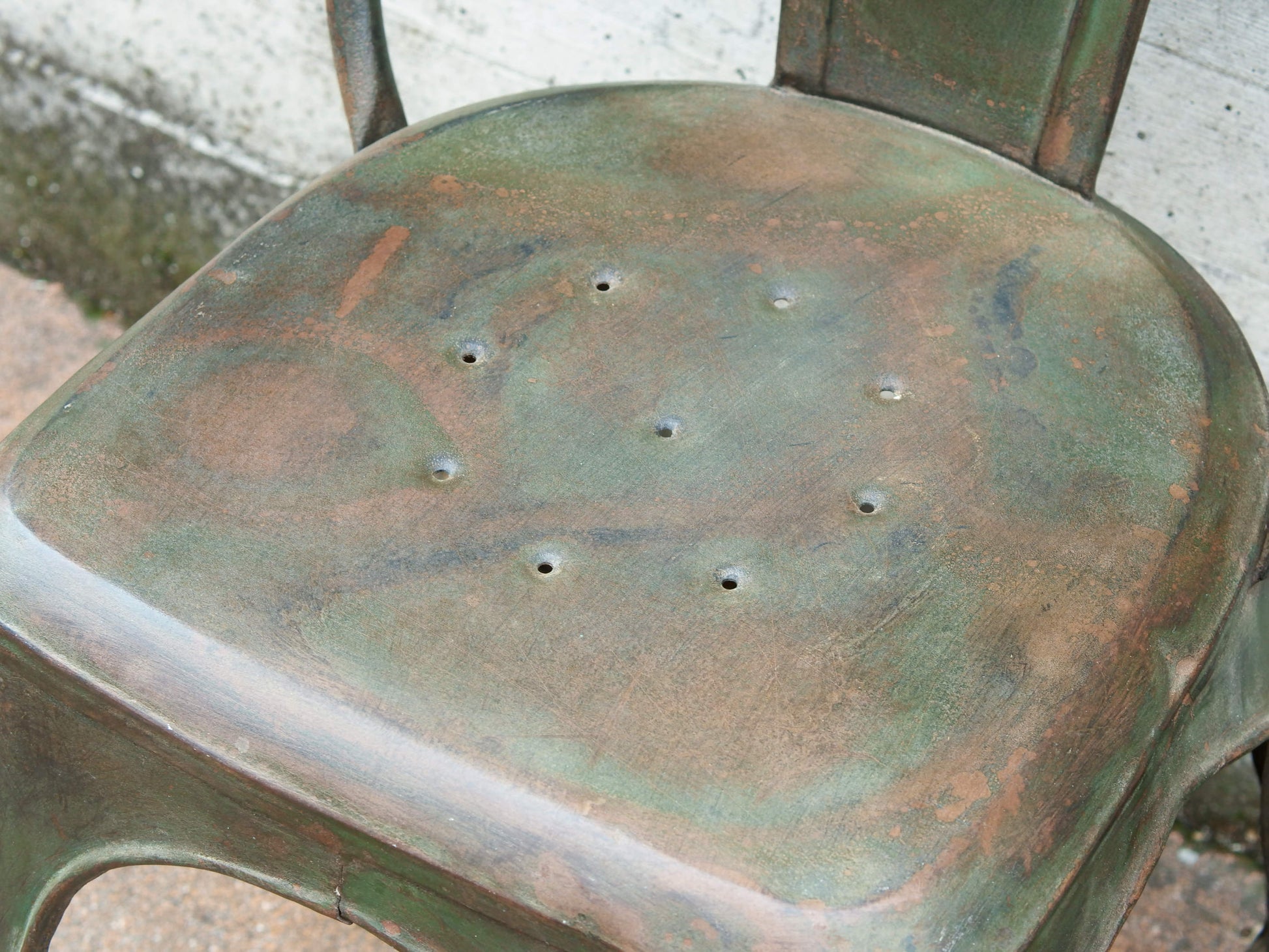 Sedia vintage in ferro, pezzo unico ed artigianale al 100%. Provenienza India.  Dimensioni 41x40 h77cm.