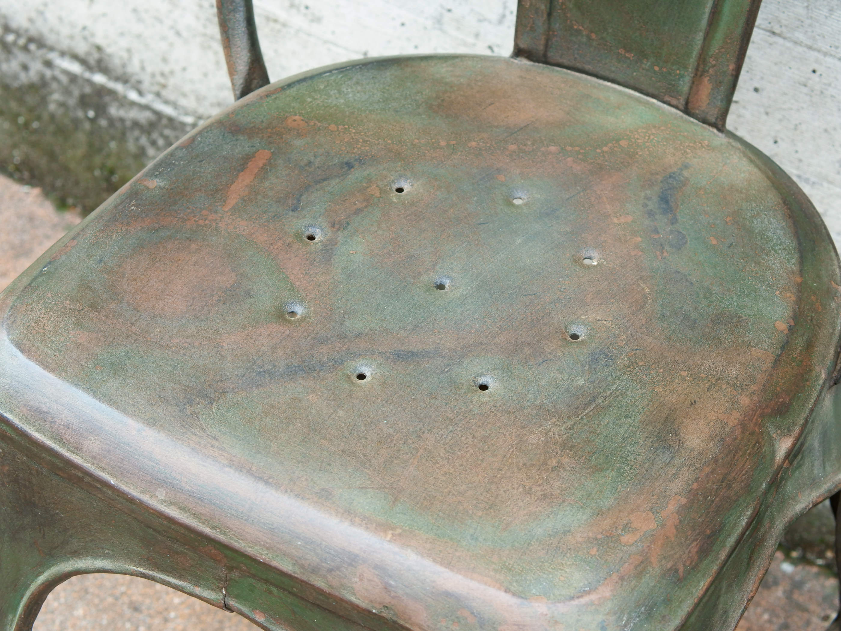 Sedia vintage in ferro, pezzo unico ed artigianale al 100%. Provenienza India.  Dimensioni 41x40 h77cm.