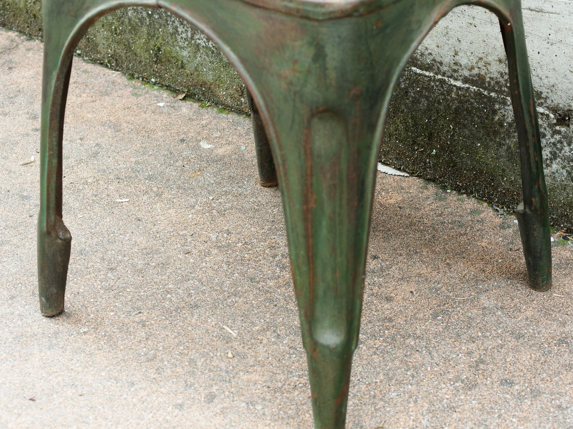 Sedia vintage in ferro, pezzo unico ed artigianale al 100%. Provenienza India.  Dimensioni 41x40 h77cm.