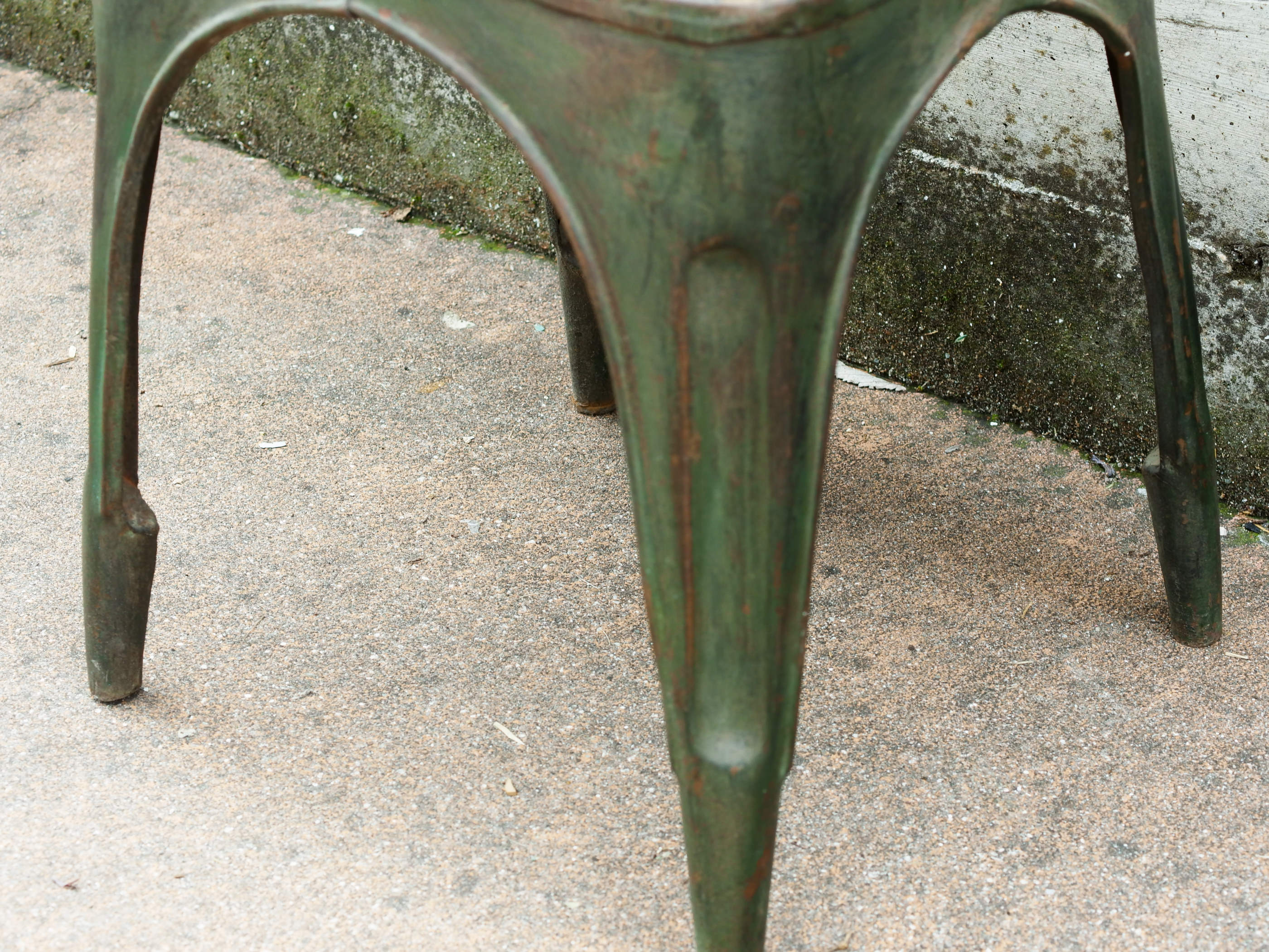 Sedia vintage in ferro, pezzo unico ed artigianale al 100%. Provenienza India.  Dimensioni 41x40 h77cm.