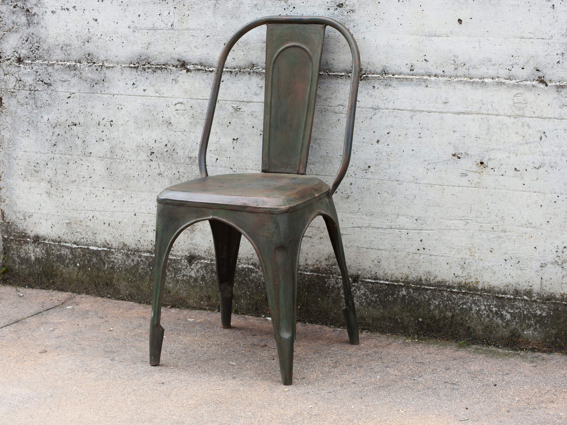 Sedia vintage in ferro, pezzo unico ed artigianale al 100%. Provenienza India.  Dimensioni 41x40 h77cm.
