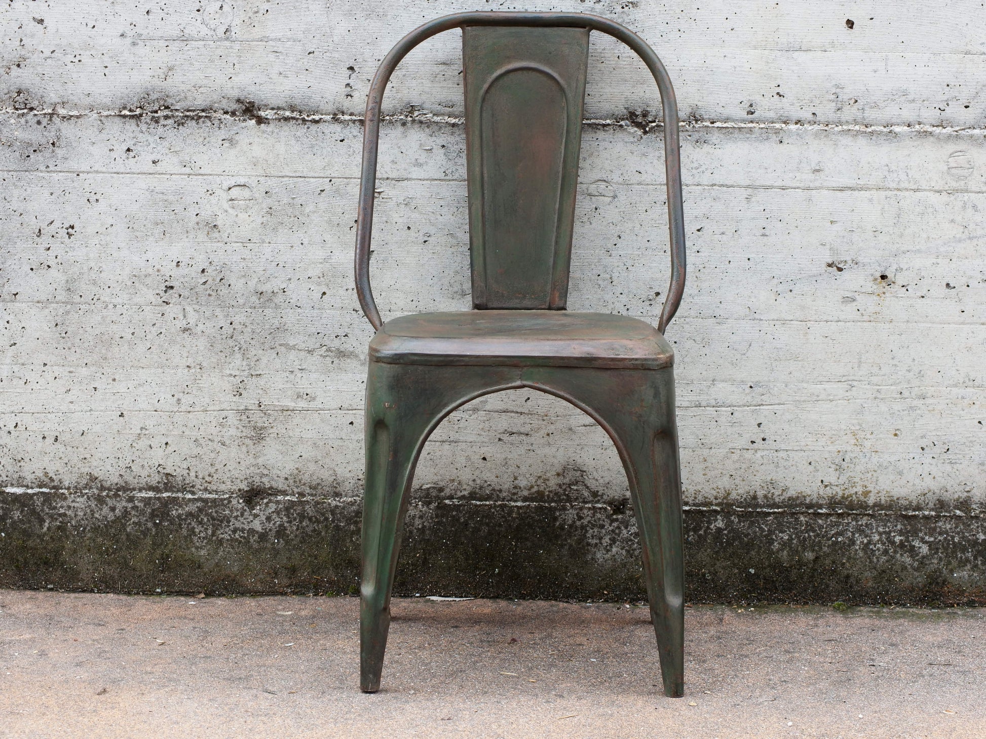 Sedia vintage in ferro, pezzo unico ed artigianale al 100%. Provenienza India.  Dimensioni 41x40 h77cm.