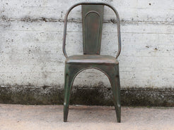Sedia vintage in ferro, pezzo unico ed artigianale al 100%. Provenienza India.  Dimensioni 41x40 h77cm.