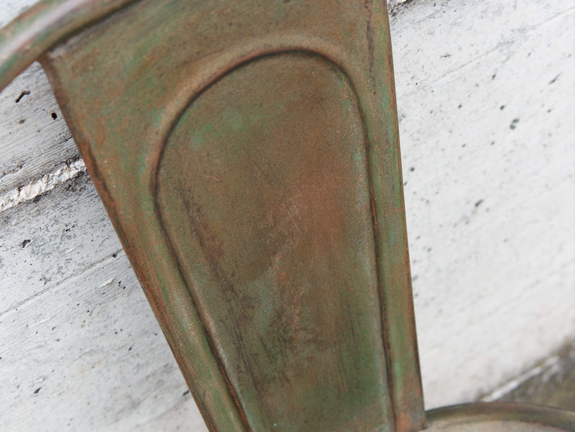 Sedia vintage in ferro, pezzo unico ed artigianale al 100%. Provenienza India.  Dimensioni 41x40 h77cm.