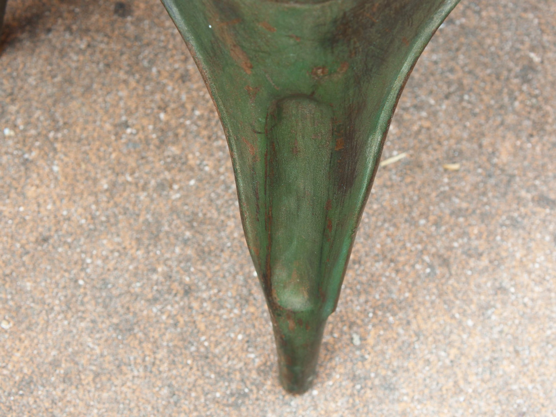 Sedia vintage in ferro, pezzo unico ed artigianale al 100%. Provenienza India.  Dimensioni 41x40 h77cm.