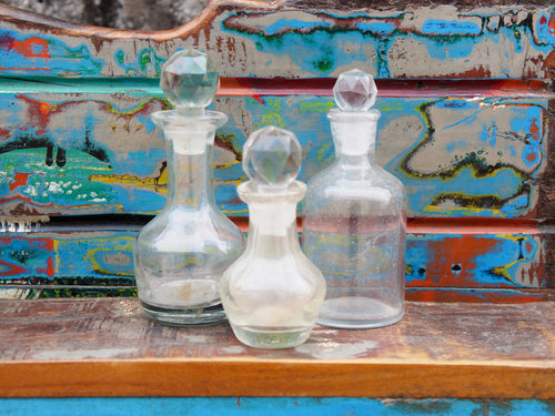 set di 3 bottigliette con tappo in vetro, ideali come oliera, porta aceto, profumi, ecc... made in india, dimensioni diametro 5 h 10cm, diametro 5 h12cm, diametro 6 h 13cm