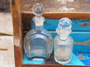set di 4 bottigliette con tappo in vetro, ideali come oliera, porta aceto, profumi, ecc... made in india, dimensioni 8x4 h15, diametro 4.5 h12 cm, diametro 5 h10cm, 3x3 h12cm