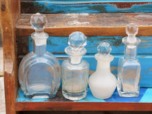 Carica l&#39;immagine nel visualizzatore di Gallery, set di 4 bottigliette con tappo in vetro, ideali come oliera, porta aceto, profumi, ecc... made in india, dimensioni 8x4 h15, diametro 4.5 h12 cm, diametro 5 h10cm, 3x3 h12cm