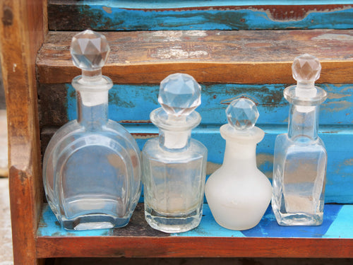 set di 4 bottigliette con tappo in vetro, ideali come oliera, porta aceto, profumi, ecc... made in india, dimensioni 8x4 h15, diametro 4.5 h12 cm, diametro 5 h10cm, 3x3 h12cm