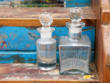 Carica l&#39;immagine nel visualizzatore di Gallery, set di 4 bottigliette con tappo in vetro, ideali come oliera, porta aceto, profumi, ecc... made in india, dimensioni 5 h12cm, diametro 6 h12cm, diametro 5 h12cm, 6x6 h14cm