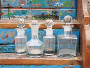 set di 4 bottigliette con tappo in vetro, ideali come oliera, porta aceto, profumi, ecc... made in india, dimensioni 5 h12cm, diametro 6 h12cm, diametro 5 h12cm, 6x6 h14cm
