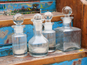 set di 4 bottigliette con tappo in vetro, ideali come oliera, porta aceto, profumi, ecc... made in india, dimensioni 5 h12cm, diametro 6 h12cm, diametro 5 h12cm, 6x6 h14cm