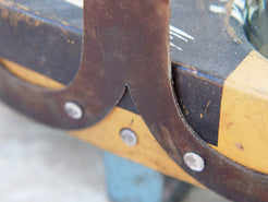 Particolare cestino in metallo vintage con 4 bicchieri in vetro. Dimensioni Cestino 21x21xh22 (finita al manico), bicchieri diametro 7xh12cm.